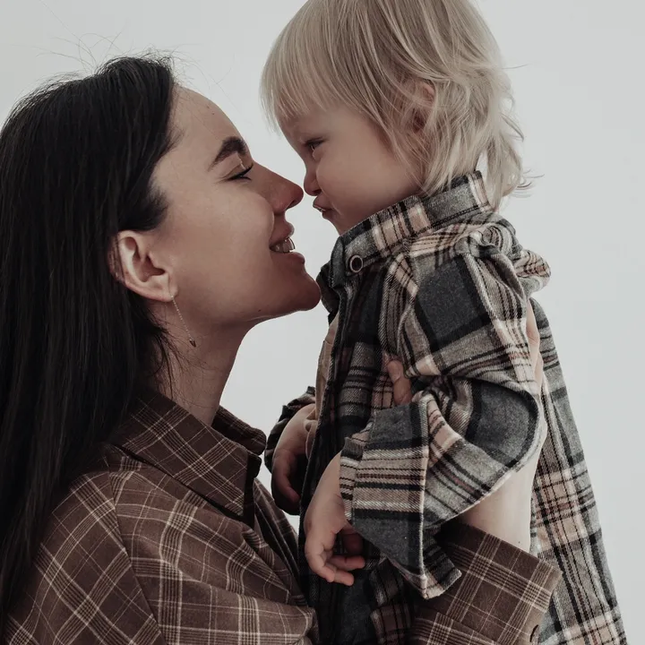 nika_momdema