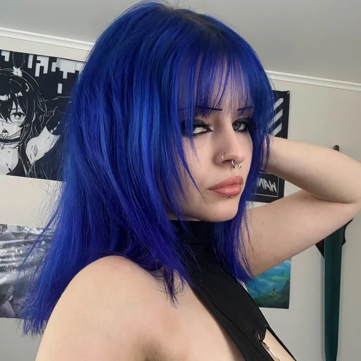@bluehairgothgrl