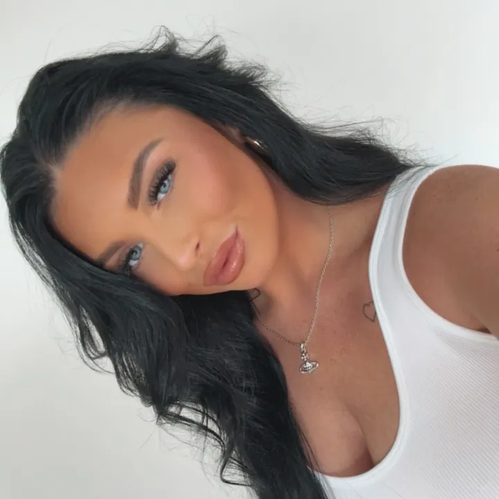 @elle_johnstone