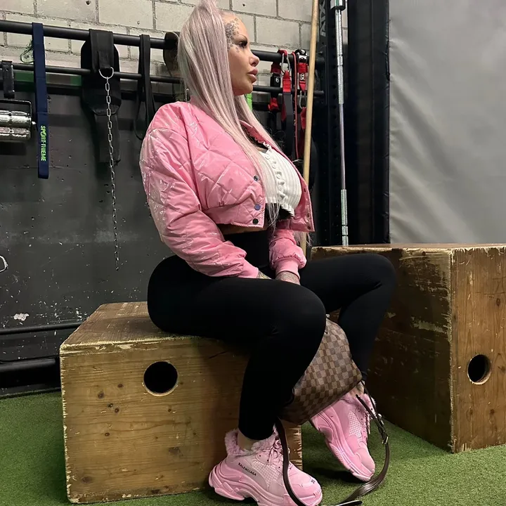 laura.pink3
