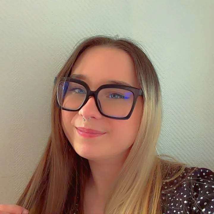 laura_bella_off