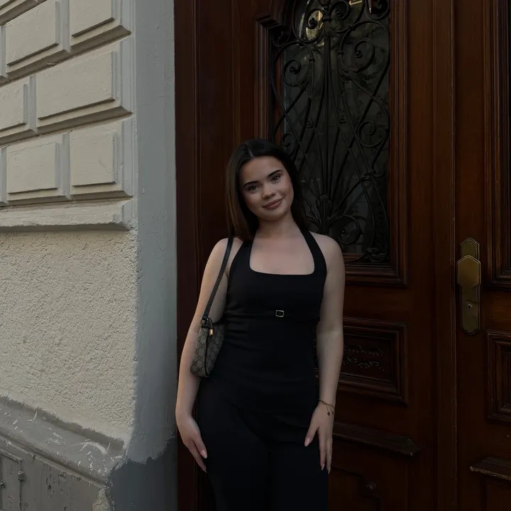leona_gashi200
