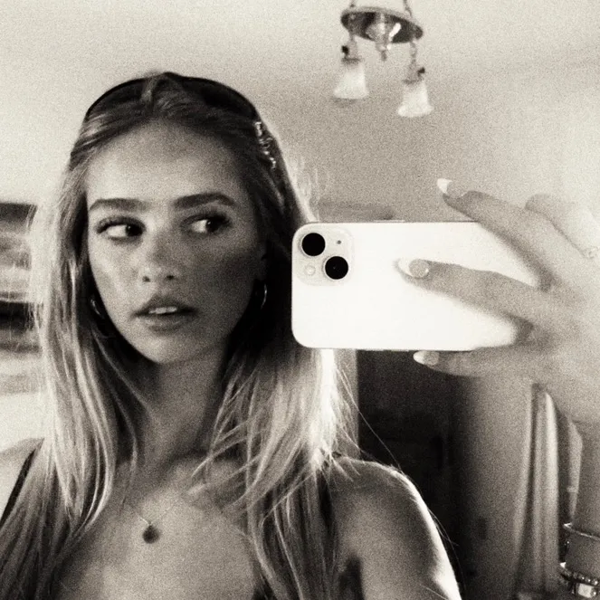 @1nelliewood