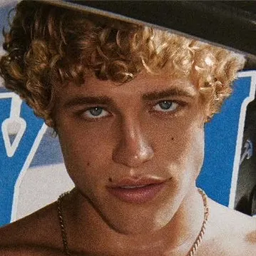 @blondieboyyy