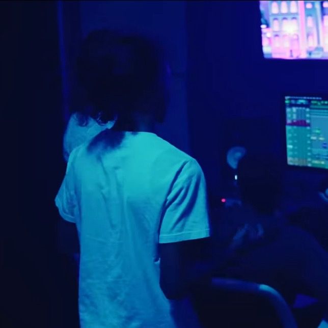 𝑉𝟐 - LIKEEE.
