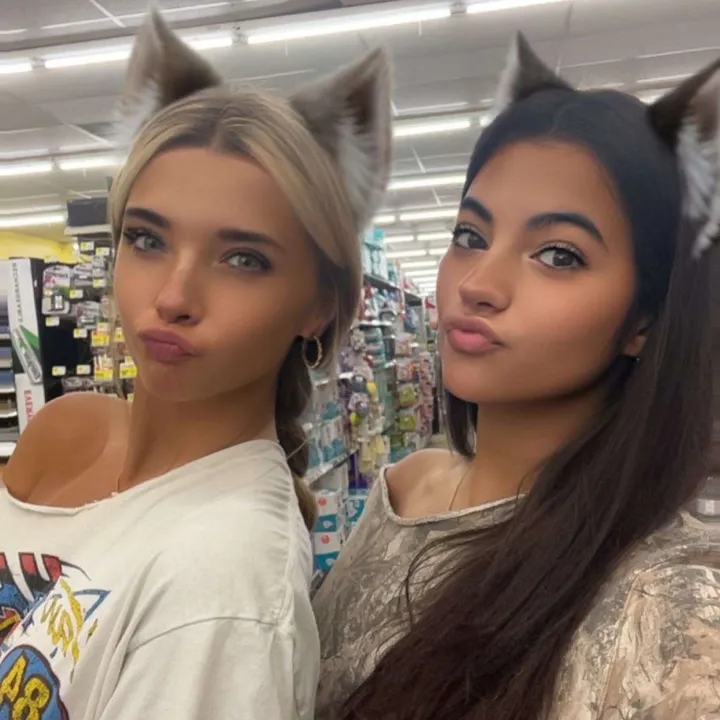 thatblondandbrunete