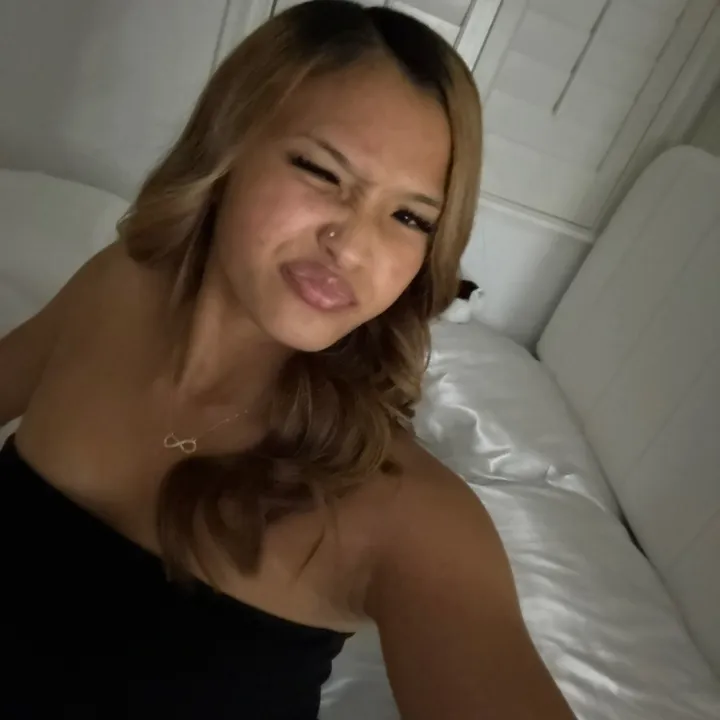 shesthegirlnextdoorrr